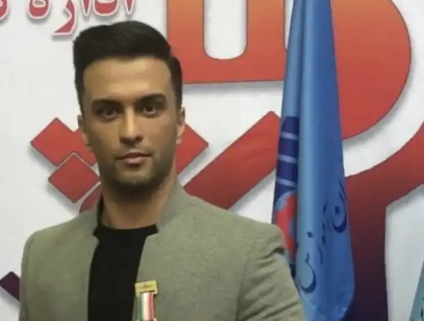 مجتبی علینژاد مدرس آموزشگاه آرایشگری مردانه در مراسم تقدیر و دریافت نشان